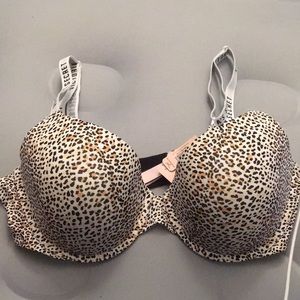 NWT Victoria’s Secret T-Shirt Lightly Lined Demi